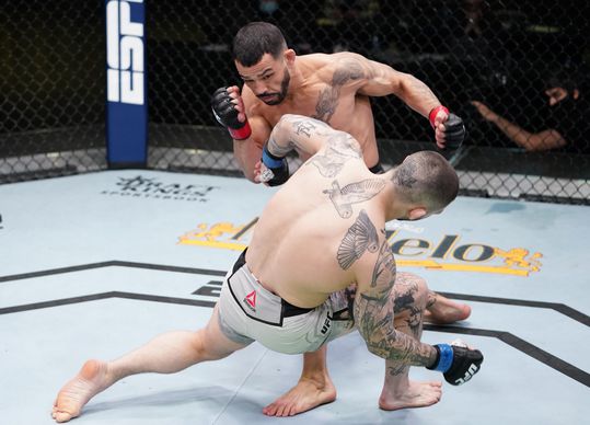 🎥 | KO! UFC'er Dan Ige slaat Gavin Tucker na 1 stoot en 22 seconden in slaap