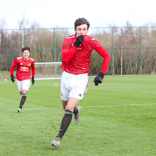 🎥 | Stokende Man United-jeugdspits sloopt oude club Man City en KUST clublogo