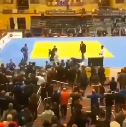 🎥 | Iedereen tegen iedereen! Gigantische knokpartij bij jeugdjudotoernooi in Dagestan