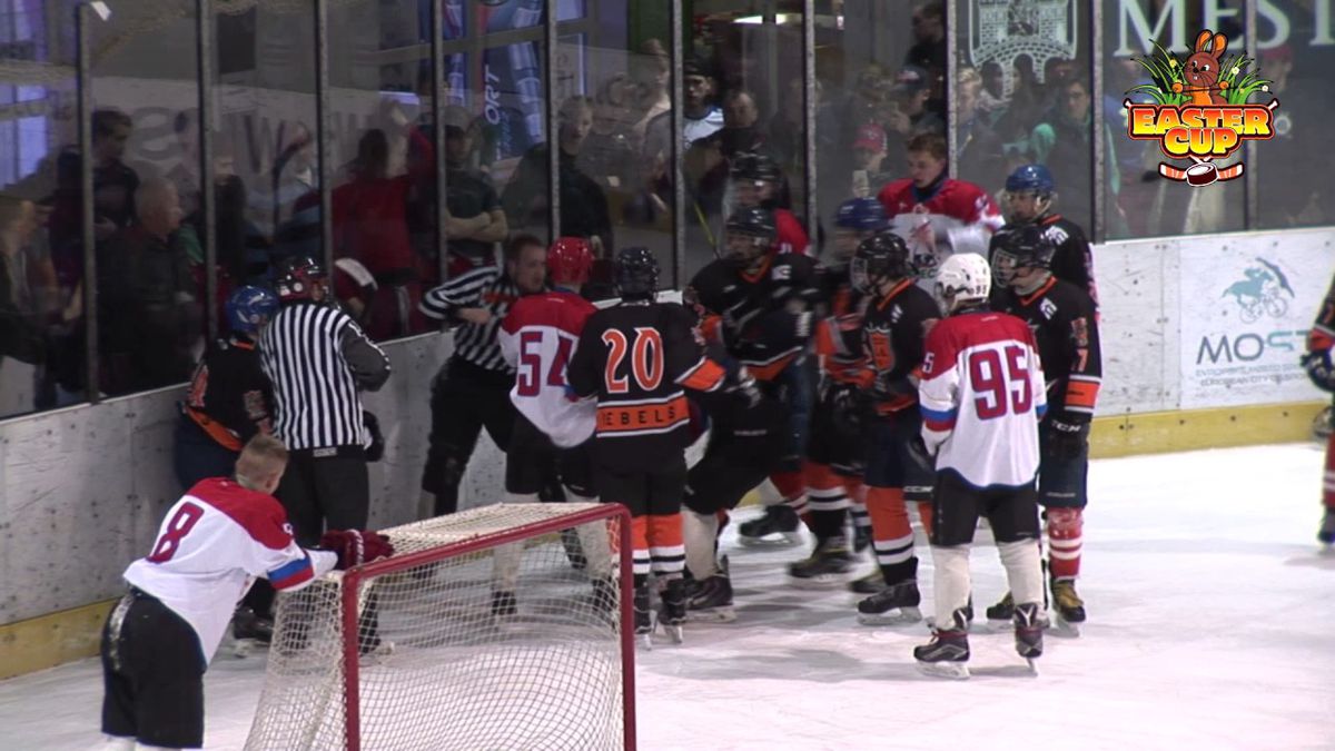 IJshockeyduel draait uit in vechtpartij, inclusief scheids (video)