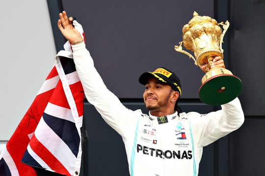 Recordhouder Lewis Hamilton: 'Voelt telkens weer als een eerste keer' (video's)