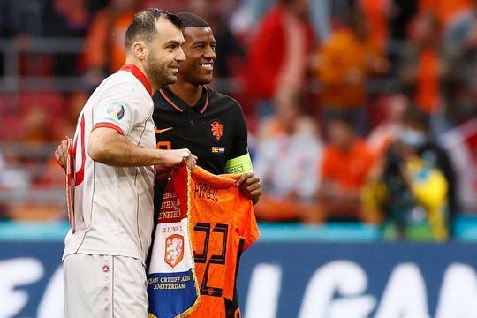 📸 | Mooi gebaar van het Nederlands elftal: Wijnaldum eert Pandev met afscheidsshirt