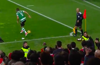 Absurd! Coentrão faket blessure nadat propje papier uit publiek hem raakt (video)