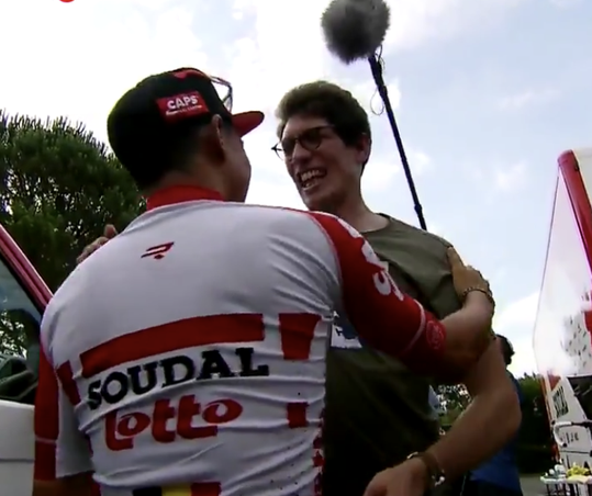 Prachtig: Revaliderende Stig Broeckx komt oud-ploeggenoten feliciteren in de Tour (video)