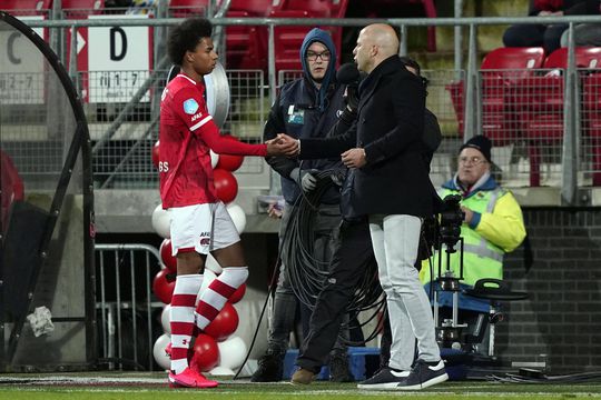 AZ-trainer Arne Slot wil nog niet over titelstrijd praten: 'Zit dicht bij elkaar'