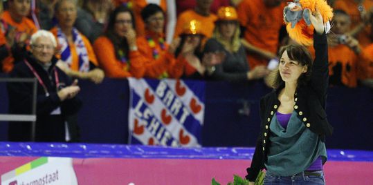 Nederlandse schaatswereld neemt afscheid van Van Deutekom met speciale rouwband