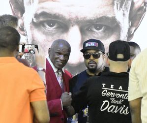 Mayweather Sr. schaduwbokst en daagt Conor-fan uit: 'Ik pak je!' (video)