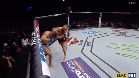 UFC-vechter Matt Brown knockt tegenstander out met elleboogstoot (video)