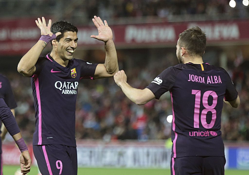 Barcelona blijft in spoor van Real na winst bij Granada (video's)