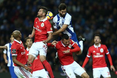 Check hier hoe Porto de aanval van Benfica afslaat en Zivkovic rood krijgt (video)