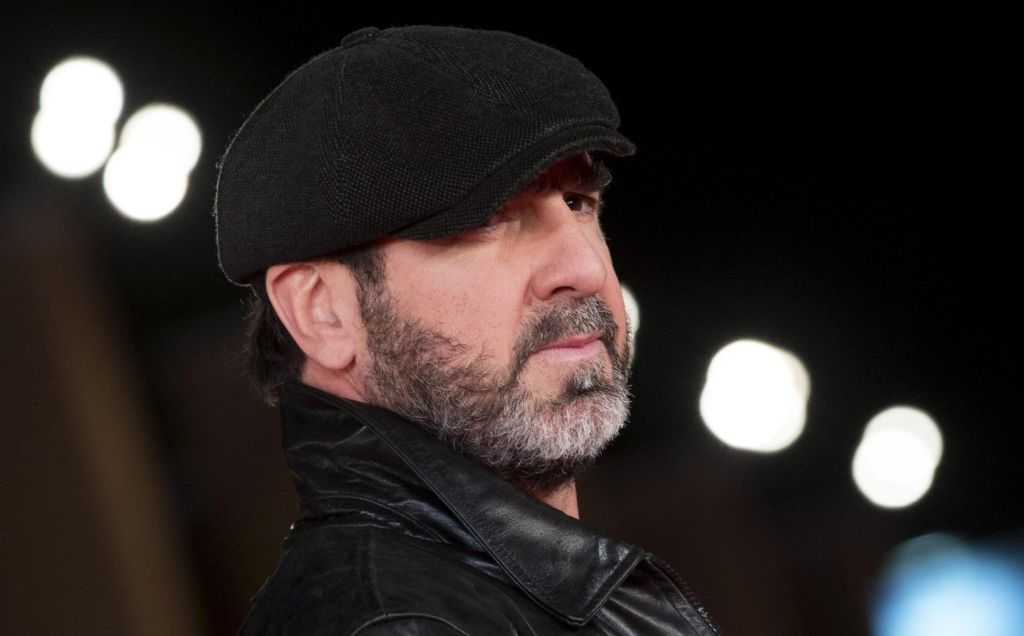 Cantona schreeuwt Will Grigg's on fire met blote bast (video)