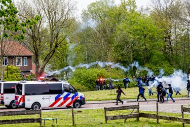 🎥 | ZIEN! Check hier hoe Feyenoord-fans clashten met de Rotterdamse politie