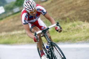 Bizar! Wieler'fan' schopt Belkov van zijn fiets (video)