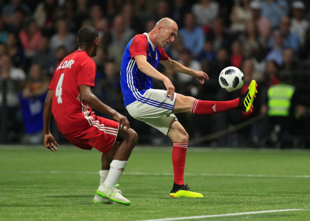 VET! Zidane heeft 20 jaar na WK-winst zijn eigen veld gekregen