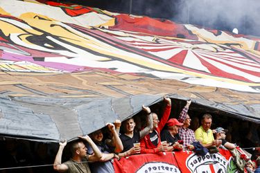 🎥 | Heerlijke opkomst bij FC Twente - Ajax: publiek tovert waanzinnig spandoek tevoorschijn