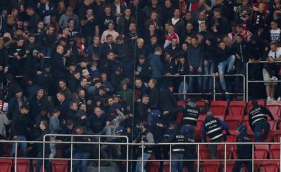 100 Ajax-fans aangevallen op terras na gelijkspel Benfica (video)