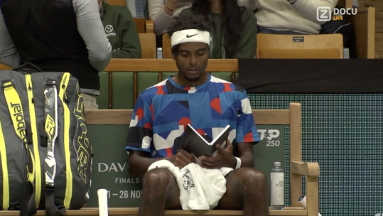 🎥 | Tennisser Elias Ymer leest een BOEK (?!) tijdens een break