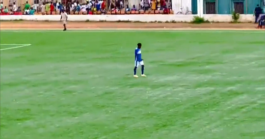 🎥 | Hilarische penalty bij amateurwedstrijd gaat de wereld over vanwege bizarre voorbereiding