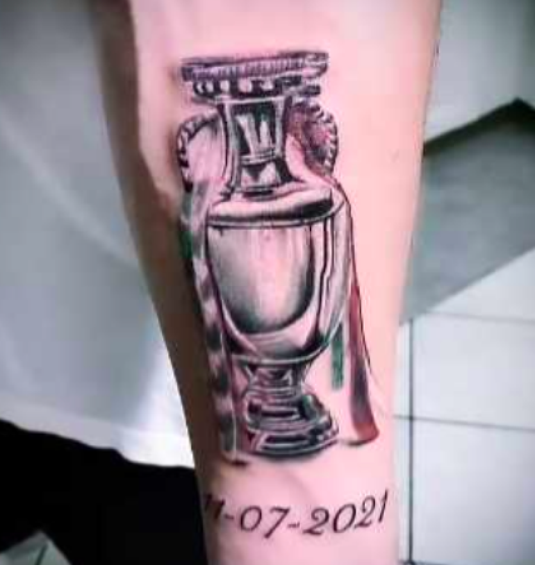 📸 | Gianluigi Donnarumma vereeuwigt EK-titel op lijf met tatoeage van de trofee