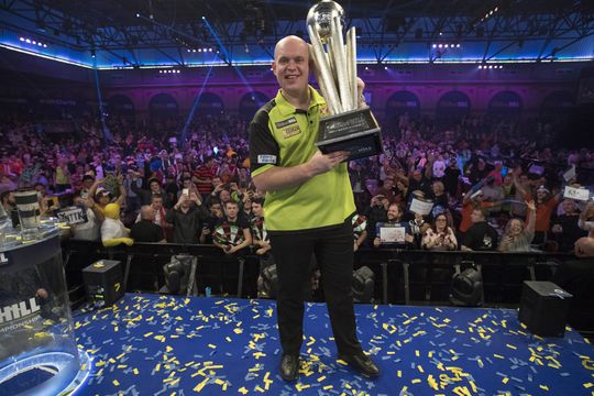 Geniaal! Stamkroeg van Van Gerwen tapt groen bier ter ere van wereldtitel (video)