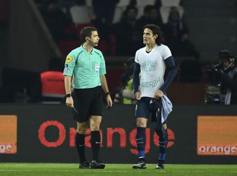 Cavani krijgt geel voor eren van Chapecoense (video)