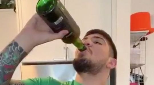 MMA-vechter kiept in een halve minuut tijd een hele fles whiskey achterover op St. Patrick's Day (video)