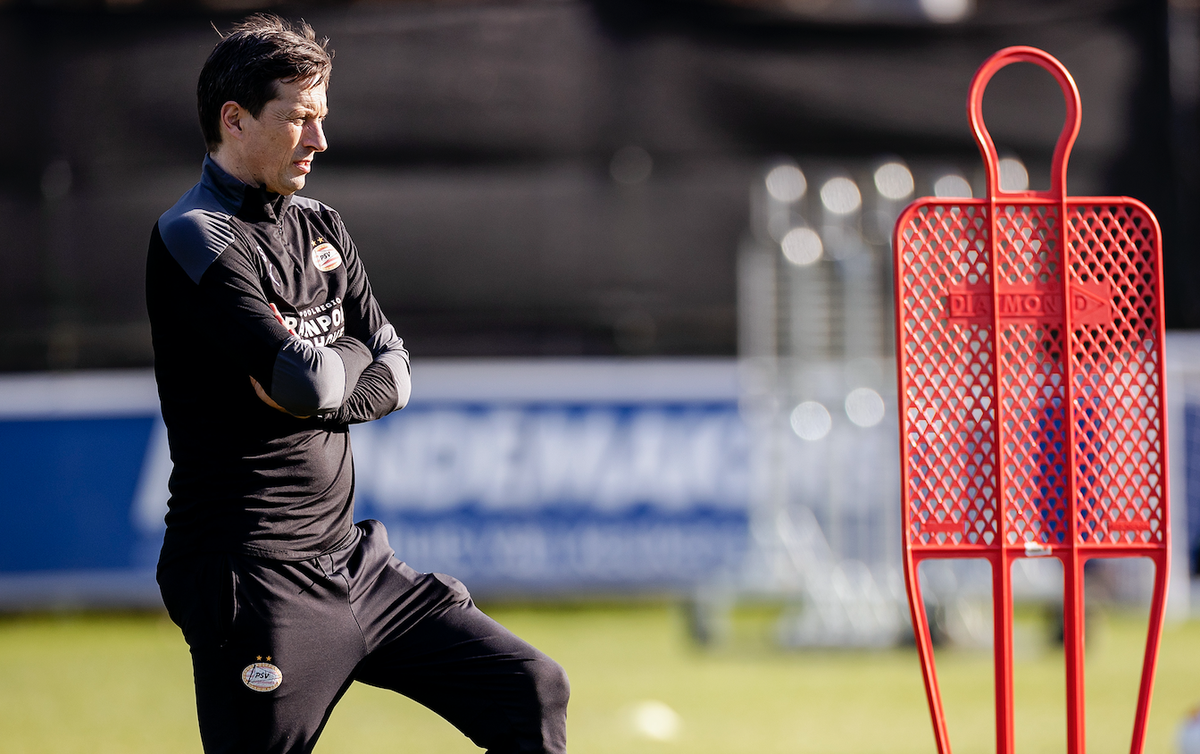 Roger Schmidt zet ook in alles-of-niets-wedstrijd muur van 5 verdedigers neer bij PSV