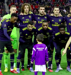 😍❤ | LIEF! Mascotte blijft op het veld en mag met Arsenal-spelers op de teamfoto