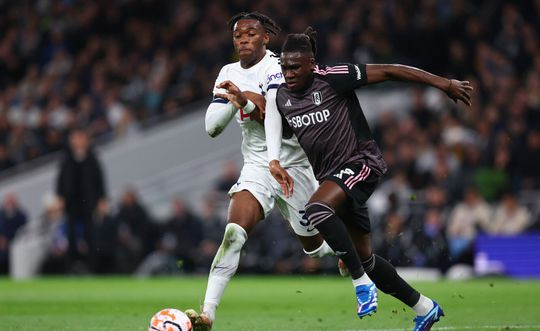 🎥 | Calvin Bassey gaat 2 keer in de fout bij Fulham: Tottenham Hotspur profiteert 2 keer