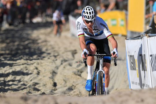 Fenomeen! Mathieu van der Poel knalt naar nieuwe Europese titel veldrijden