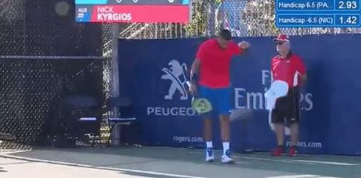 HAHA! Lijnrechter wil niets weten van vieze handdoek Kyrgios (video)