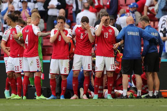 Christian Eriksen krijgt reanimatie op veld tijdens Denemarken-Finland