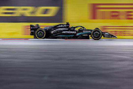 🎥 | George Russell de snelste in VT3 in Abu Dhabi, Max Verstappen naar P6: 'Ik snap het niet'