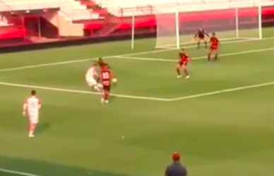 Braziliaans talentje scoort geweldige goal in jeugdwedstrijd (video)