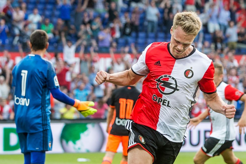 Feyenoord wint van Valencia in een volle Kuip (video)