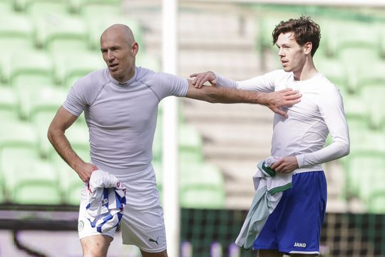 🎥 | Van Bergen scoort shirt van Robben, maar moet die al snel weer teruggeven