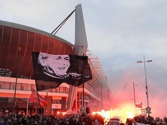 Indrukwekkend eerbetoon van PSV-fans aan overleden voorzitter Harry van Raaij