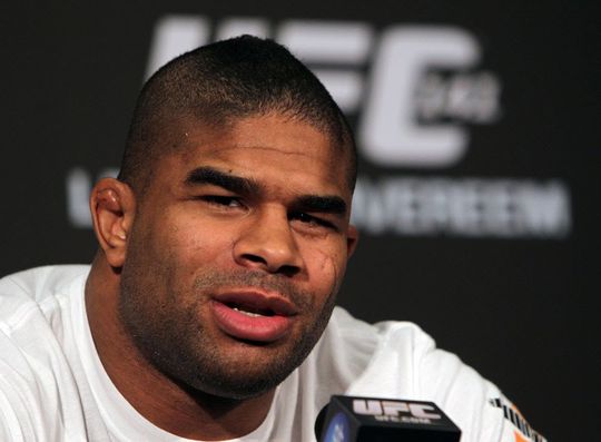 Miocic bekvecht nog even door met Overeem