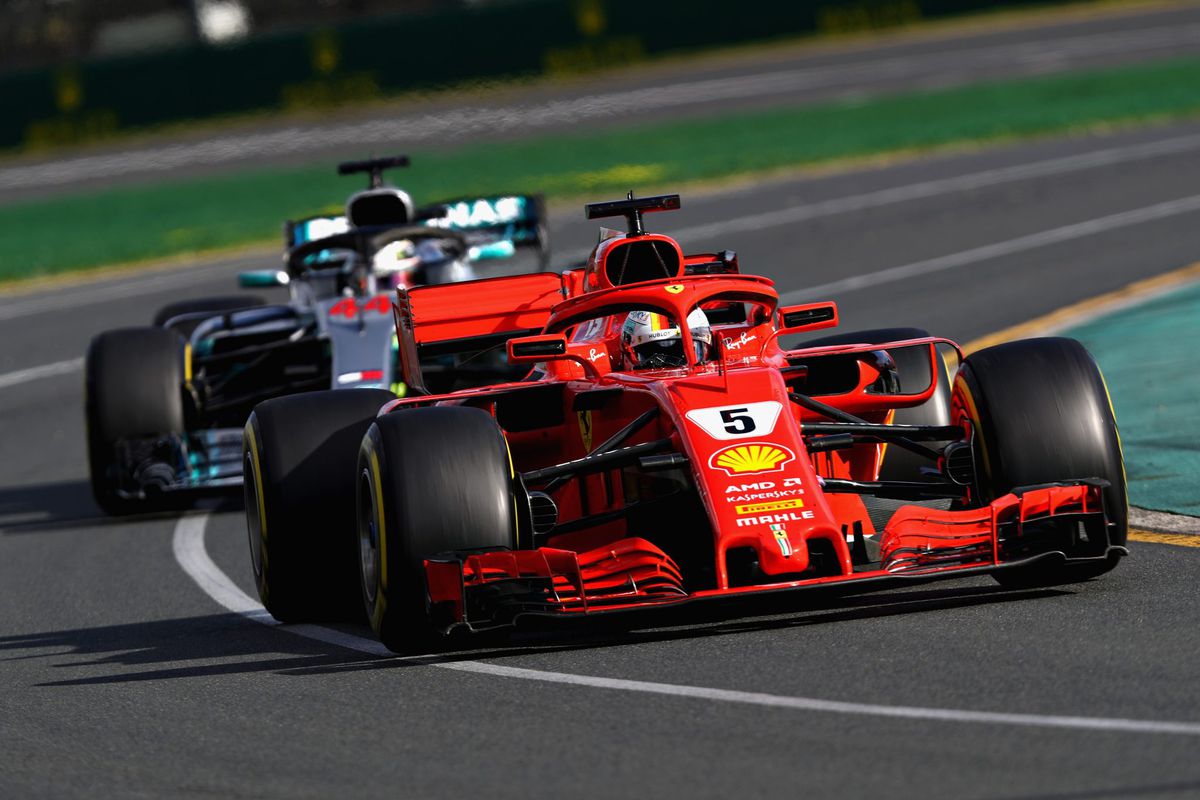 Vettel wint eerste GP door slimme zet, Verstappen heeft opstartproblemen