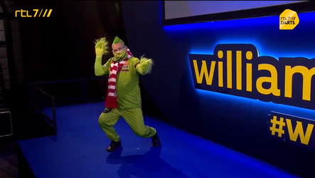 🎥🤣 | WTF DOET PETER WRIGHT?! Wereldkampioen darts komt op als Grinch en zet zichzelf compleet voor lul