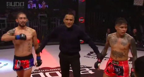 🎥 | Verwarring in de ring! Boksorganisatie meermaals in de fout bij bekendmaken winnaar