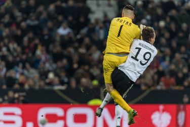 AUCH! Waldschmidt loopt 4 blessures op na botsing met doelman