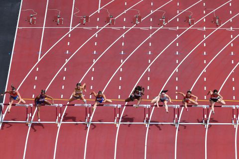 Nadine Visser neemt horden naar halve finale en Menno Vloon in finale met de polsstok