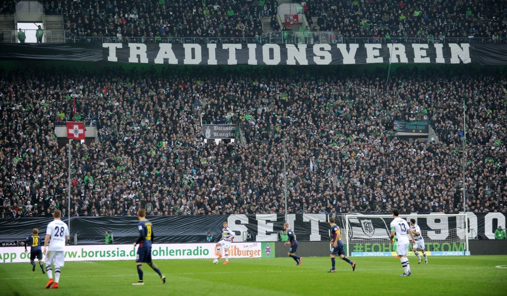 Supporters Borussia Mönchengladbach houden zaterdag 19 minuten hun mond