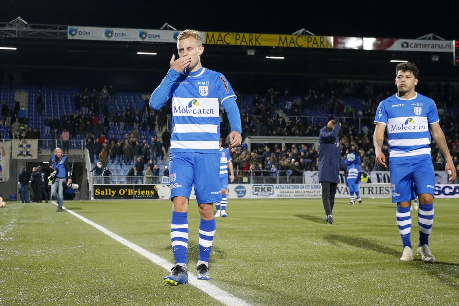 PEC Zwolle roept Dekker op het matje na racistische carnavalsoutfit (foto)