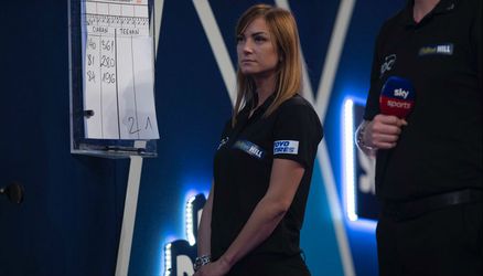 Dit is de eerste vrouwelijke stage-official van het WK Darts ooit