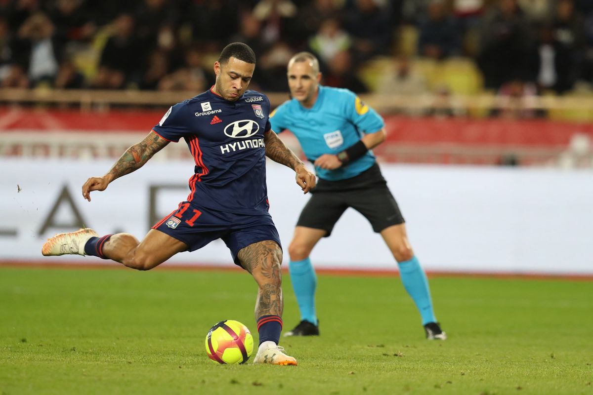 Invaller Memphis mist penalty voor Lyon, waardoor zijn club verliest van AS Monaco