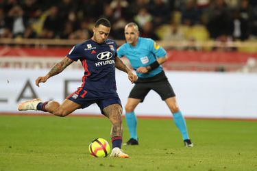 Invaller Memphis mist penalty voor Lyon, waardoor zijn club verliest van AS Monaco