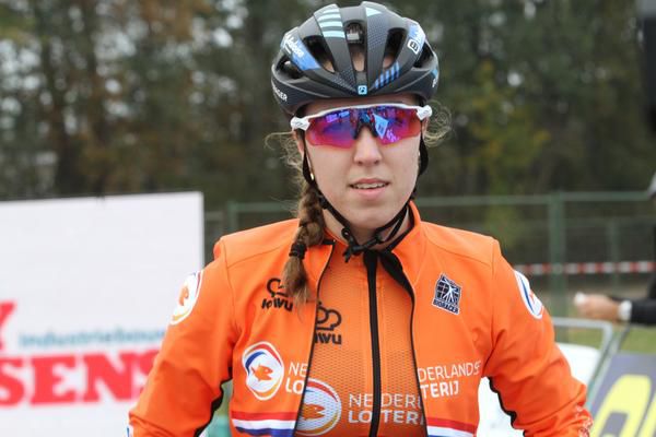 Veldrijdster Van Anrooij na diepe wond in Tsjechië: ‘Gelukkig zijn mijn spieren en pezen niet ernstig beschadigd’