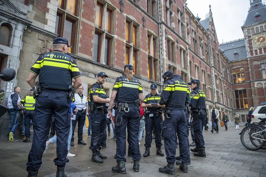Ondanks politieacties gaan wedstrijden Ajax en PSV vooralsnog gewoon door